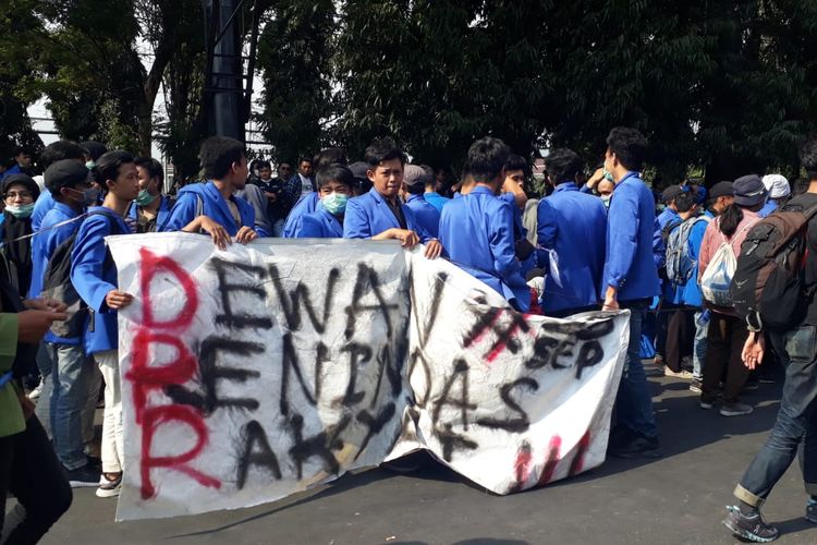 Peserta aksi Gejayan Memanggil membawa spanduk berisi kritikan terhadap DPR