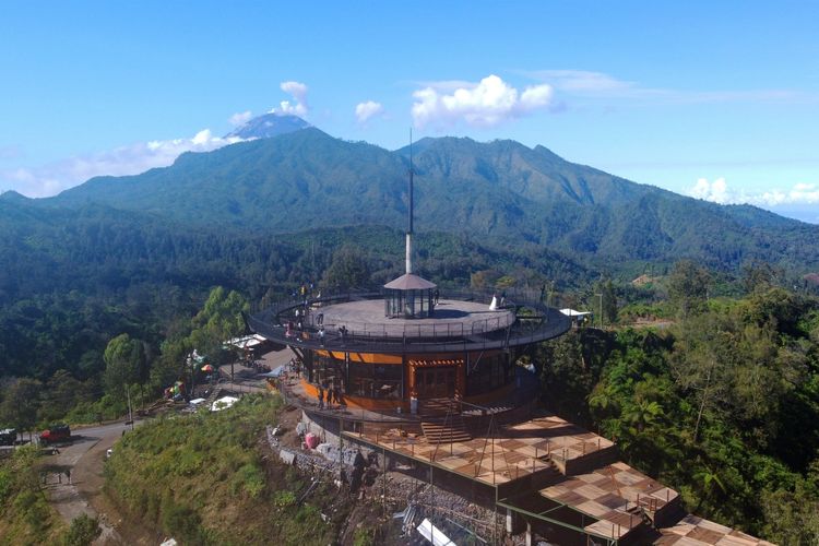 Kafe viral, Bromo Hillside dengan latar belakang puncak Gunung Semeru.