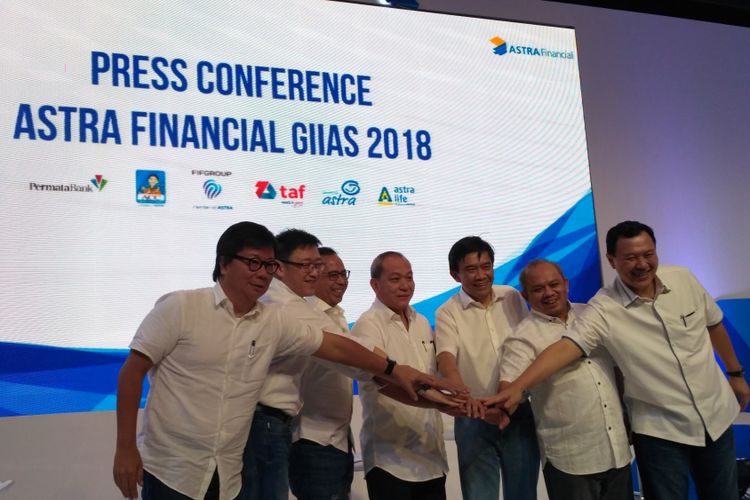 Direksi Astra Financial bersama perwakilan lembaga jasa keuangan yang terlibat dalam acara Galkindo Indonesia International Auto Show (GIIAS) 2018 dalam konferensi pers di Jakarta, Selasa (24/7/2018).