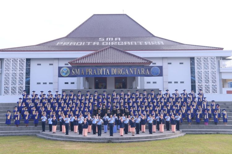 Kasau Marsekal TNI Fadjar Prasetyo beserta staf dan para wisudawan/wisudawati SMA Pradita Dirgantara (SMA PD), Sabtu (25/6/2022).