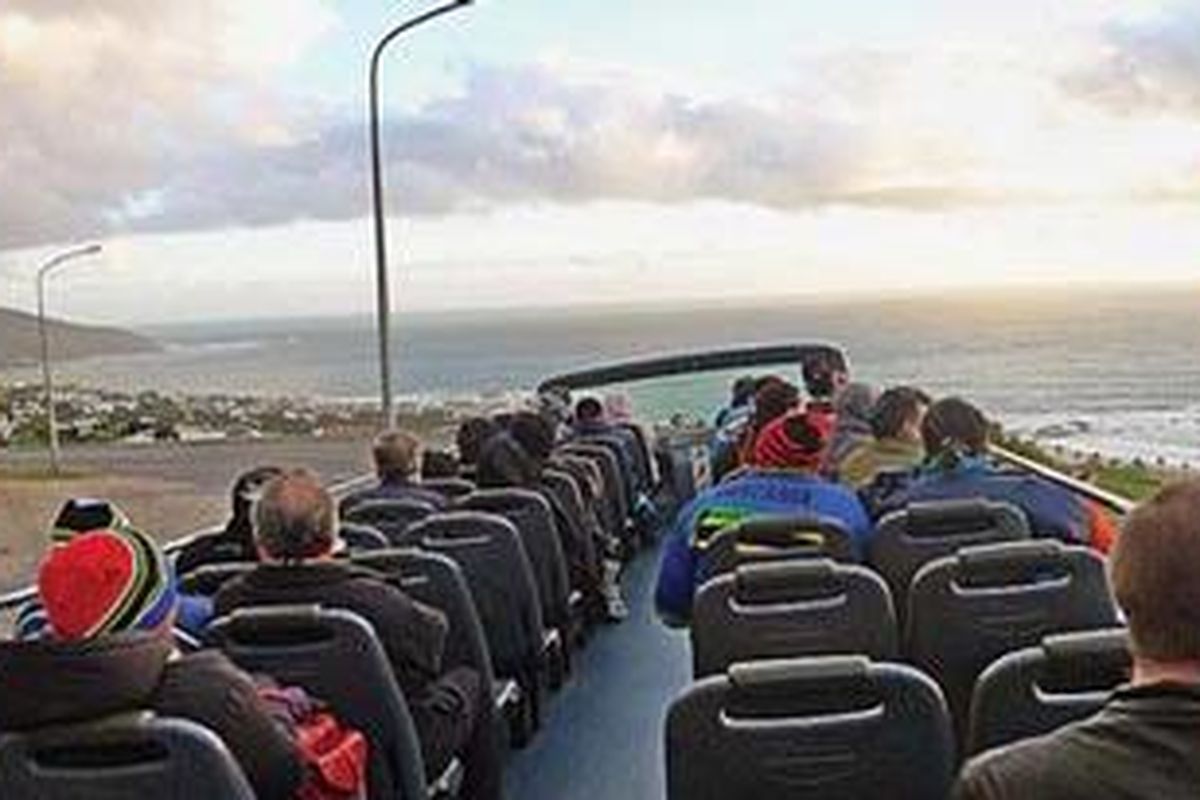 Dari bagian atas dengan atap terbuka bus tur Hop On-Hop Off, para wisatawan dapat menikmati keindahan panorama sepanjang pesisir pantai di Cape Town.