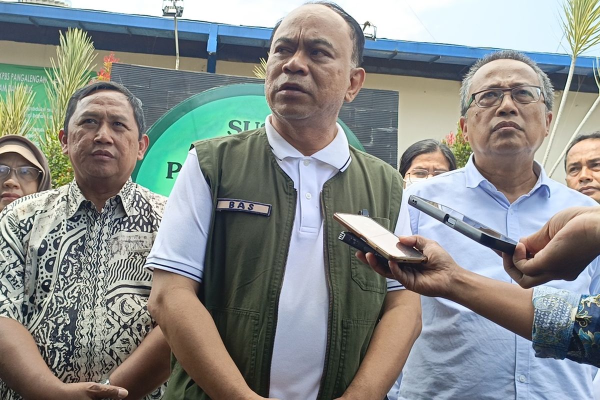 Menteri Koperasi (Menkop) Budi Arie Setiadi saat berkunjung ke Pabrik pengolahan Susu KPBS, di Kecamatan Pangalengan, Kabupaten Bandung, Jawa Barat, Rabu (14/11/2024)