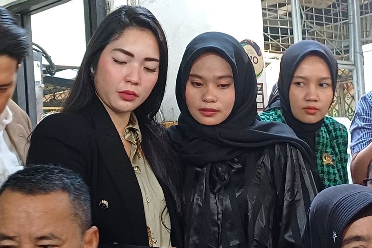 Tunangan Imam Masykur (25), Yuni Maulida (23) saat hadir dalam jumpa pers di kawasan Kelapa Gading Timur, Kelapa Gading, Jakarta Utara pada Selasa (5/9/2023).