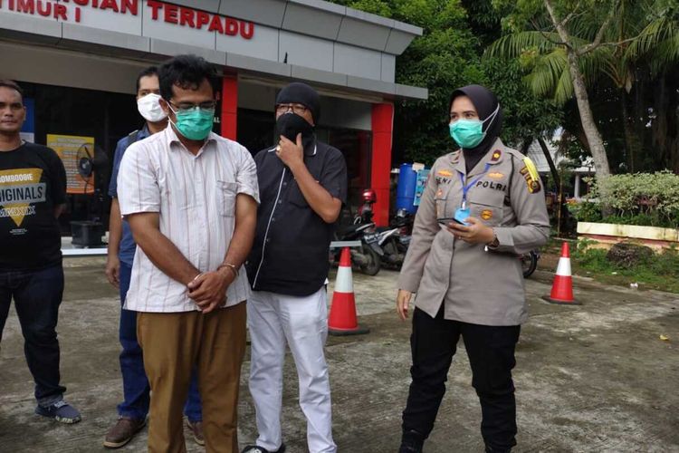 Pramos alias Amos (41) tenaga honoroer yang bekerja di Badan Pengawasan Keuangan Aset Daerah (BPKAD) Sumatera Selatan pelaku penusukan Ahmad Yoga Maydiko (33) hingga tewas. Pelaku menusuk teman satu kantornya itu, karena sering mengirimkan gambar porno ke istri tersangka.