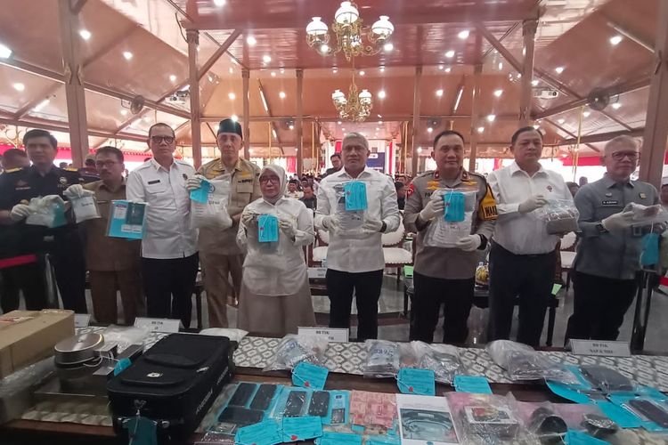 Kepala BNN Marthinus Hukom bersama Forkopimda Jawa Timur saat menunjukkan barang bukti pengungkapan kasus narkotika di Pendopo Agung Bangkalan, Jawa Timur, Selasa (15/10/2024).