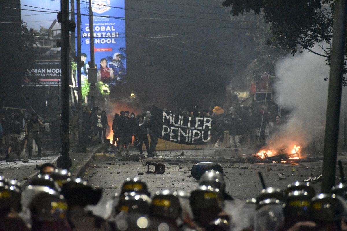 Petugas tengah melakukan pembubaran massa yang tengah melakukan penutupan jalan atau pemblokiran jalan Dago, tepatnya di terminal Dago, Kecamatan Coblong Kota Bandung, Senin (14/8/2023). Penutupan jalan yang dilakukan warga Dago elos ini berujung ricuh