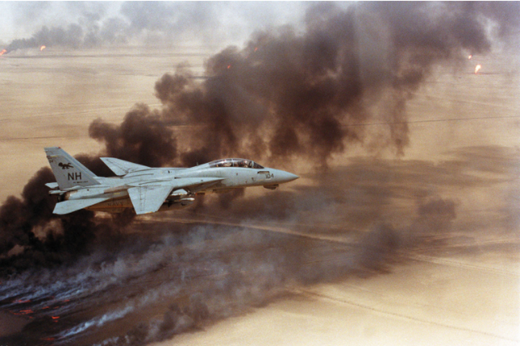 Perang Teluk Persia: Sebuah F-14 AS yang terbang di atas sumur minyak Kuwait yang dibakar dengan mundurnya pasukan Irak selama Operasi Badai Gurun, 1 Agustus 1991.