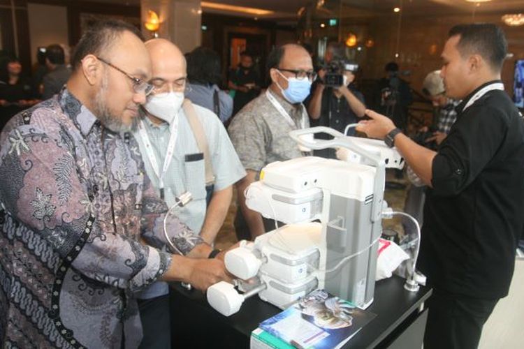 Pengunjung mengamati produk B.Braun saat pameran di sela simposium dokter anestesi seluruh Indonesia, 25 Februari 2023 di Jakarta. B.Braun adalah perusahaan alat kesehatan asal Jerman.