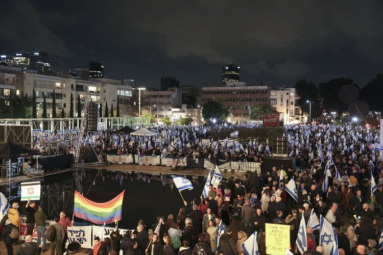 Ribuan irang di Israel turun ke jalan di Tel Aviv memprotes rencana pemerintah untuk merombak sistem hukum di sana, Sabtu (14/1/2023) malam.