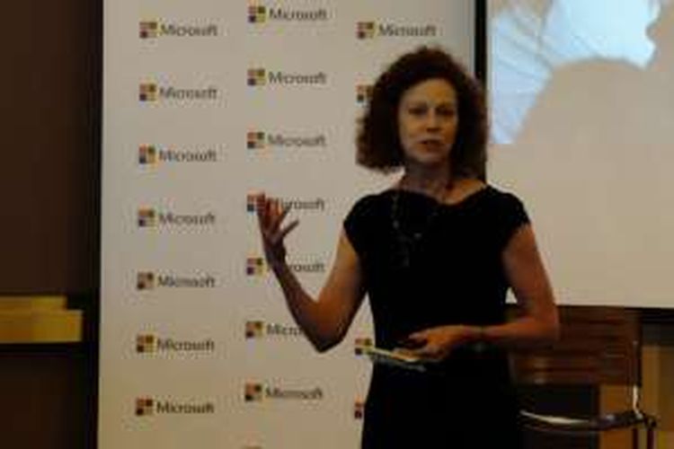 Corporate Vice President, Microsoft Philantropies, Mary Snapp saat bicara di hadapan organisasi non pemerintah dan media, di kantor Microsoft Singapura, Selasa (27/6/2016)
