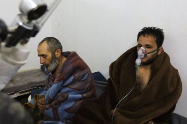 Penduduk Saraqeb, Idlib, yang dilaporkan mengalami kesulitan bernafas mendapat perawatan di sebuah rumah sakit darurat. (BBC Indonesia)