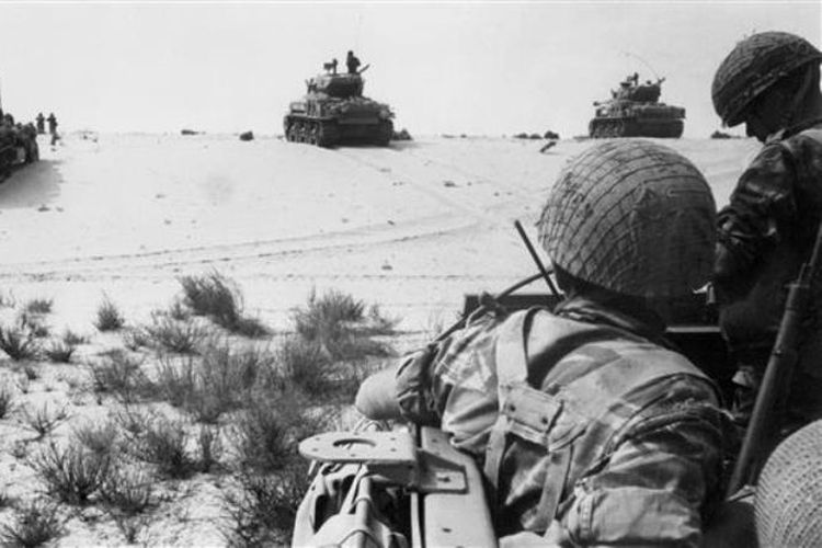 Dalam foto yang diambil pada 5 Juni 1967 ini terlihat pasukan Israel saat bergerak maju di gurun Sinai, Mesir.