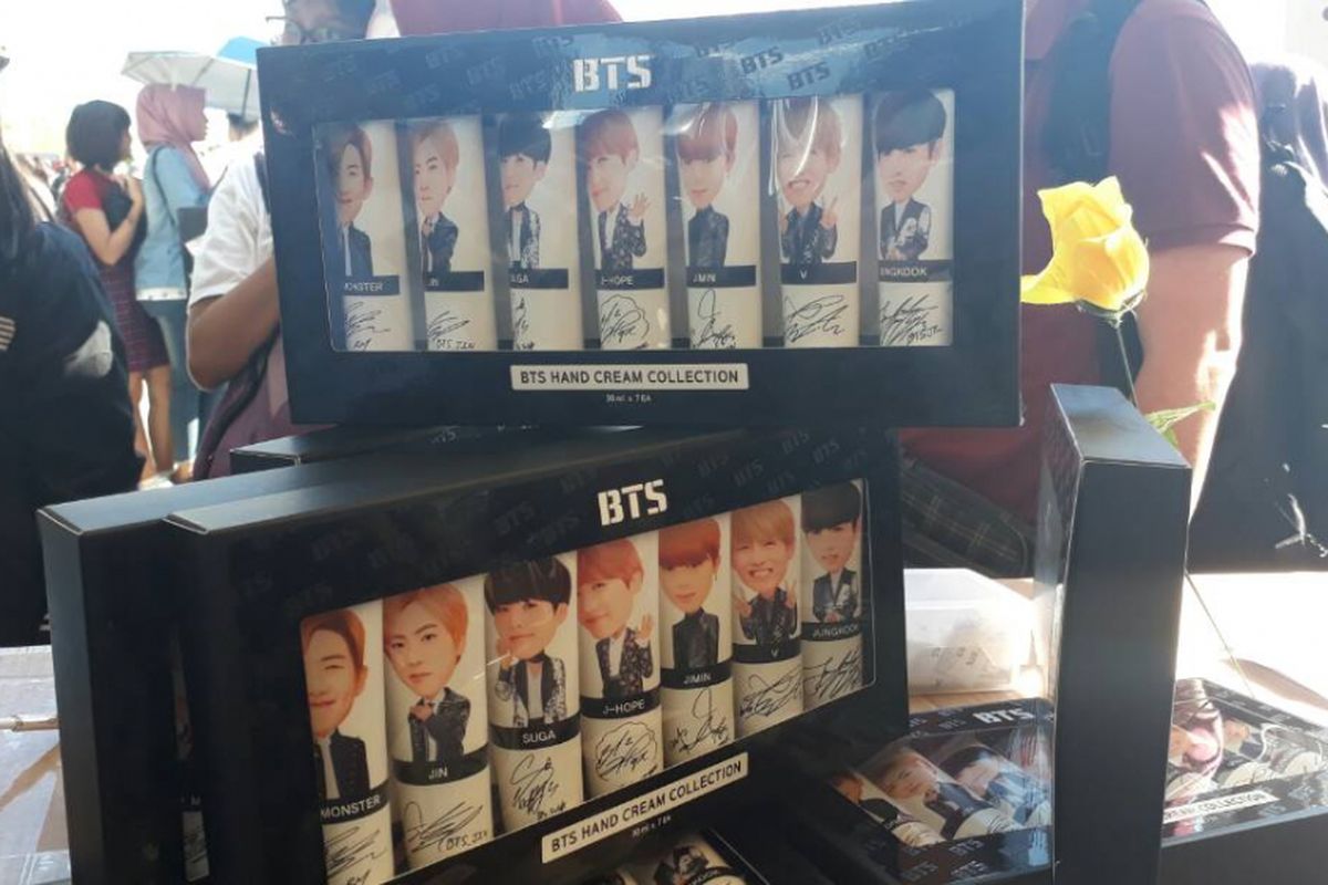 Hand cream seharga Rp 500.000, salah satu merchandise resmi BTS yang dijual di Indonesia Convention Exhibition (ICE), BSD, Tangerang, Sabtu (29/4/2017).