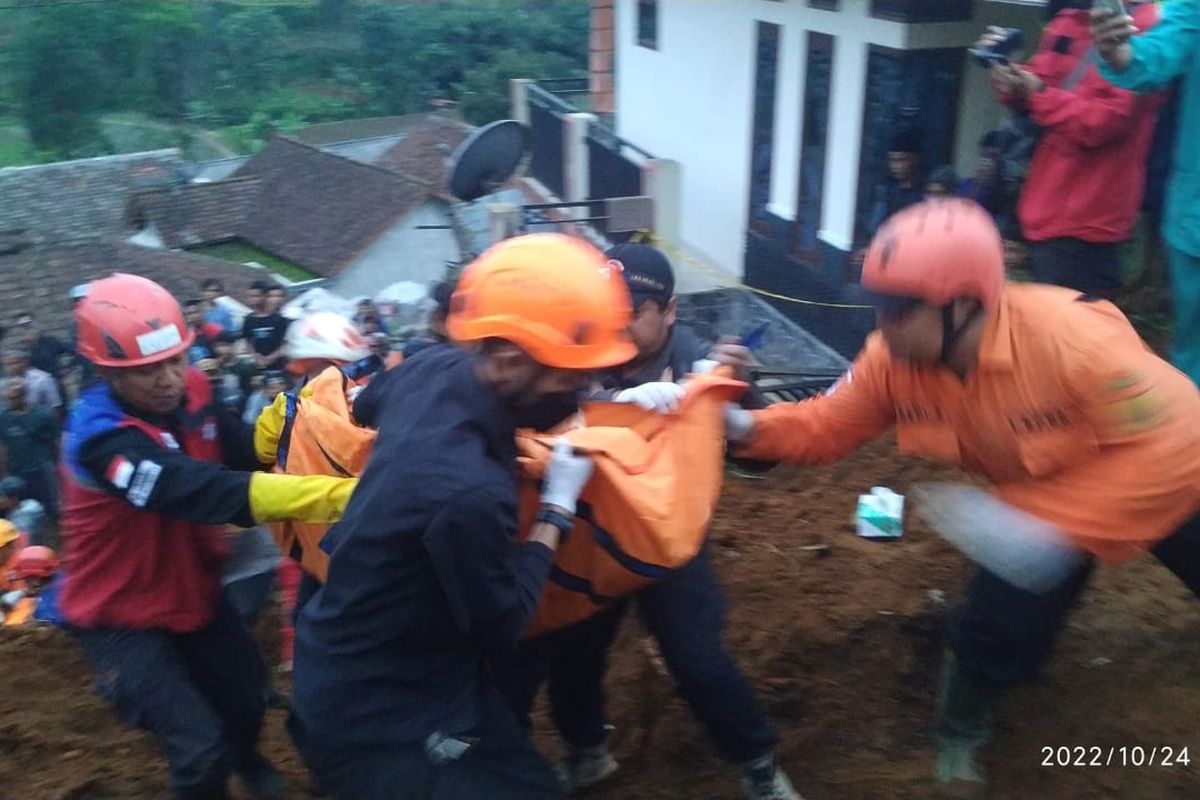 Proses evakuasi salah satu korban tertimbun di Kampung Cileutik, Desa Pasir Datar Indah, Kecamatan Caringin, Sukabumi, Jawa Barat, Senin (24/10/2022).