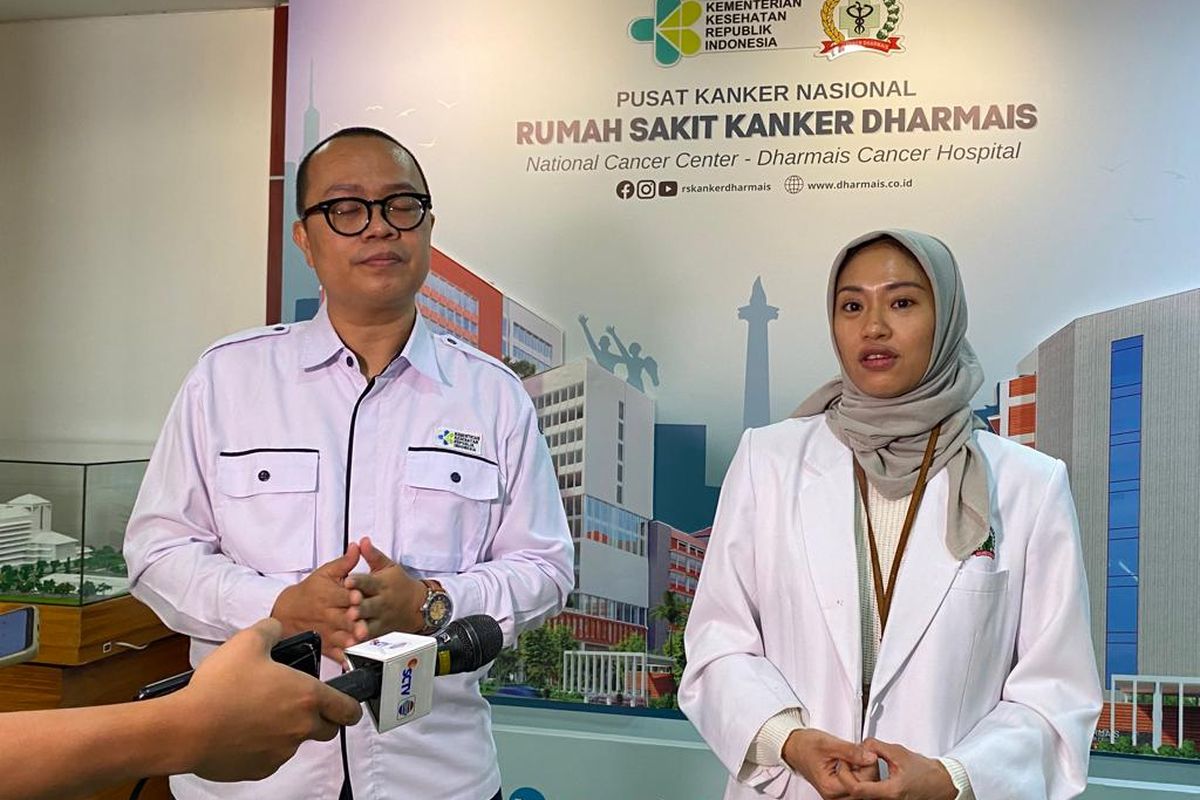 Dokter Spesialis Orthopedi Rumah Sakit Kanker Dharmais, Jakarta Barat, dr Melitta Setyarani, Sp OT menjelaskan terkait siswa SD di Bekasi korban perundungan yang diamputasi kakinya karena kanker, Rabu (2/11/2023). 