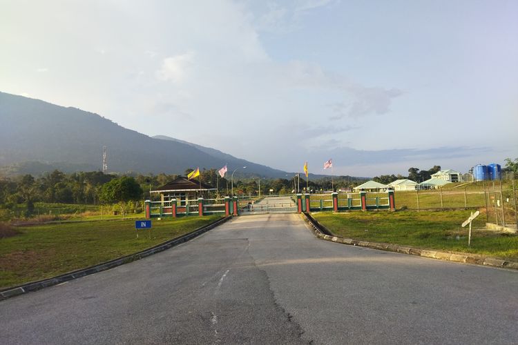 Pemandangan gerbang menuju Serawak, Malaysia, yang dilihat dari Pos Lintas Batas Negara (PLBN) Aruk, Desa Sebunga, Kecamatan Sajingan Besar, Kabupaten Sambas, Kalimantan Barat, Senin (28/8/2023).
