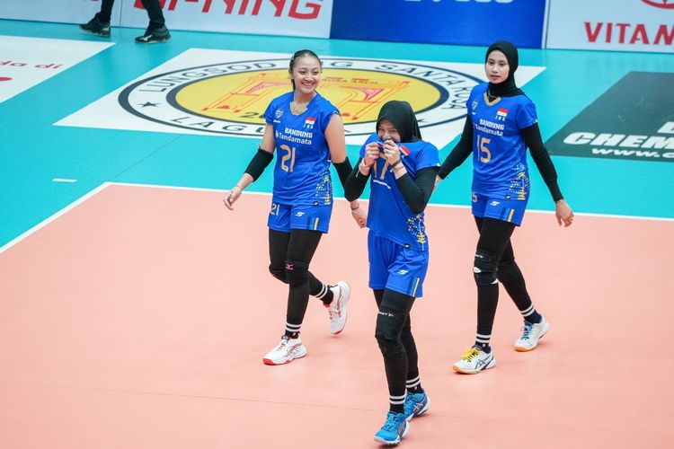 Aksi timnas voli putri Indonesia yang diwakili oleh tim Bandung BJB Tandamata saat melawan Thailand pada pertandingan pertama seri I SEA V League 2023 di Vinh Phuc Gymnasium, Vietnam, pada Jumat (4/8/2023). Pada laga kedua hari ini, Indonesia akan melawan tuan rumah Vietnam. (Sumber Foto : SEA V-League)