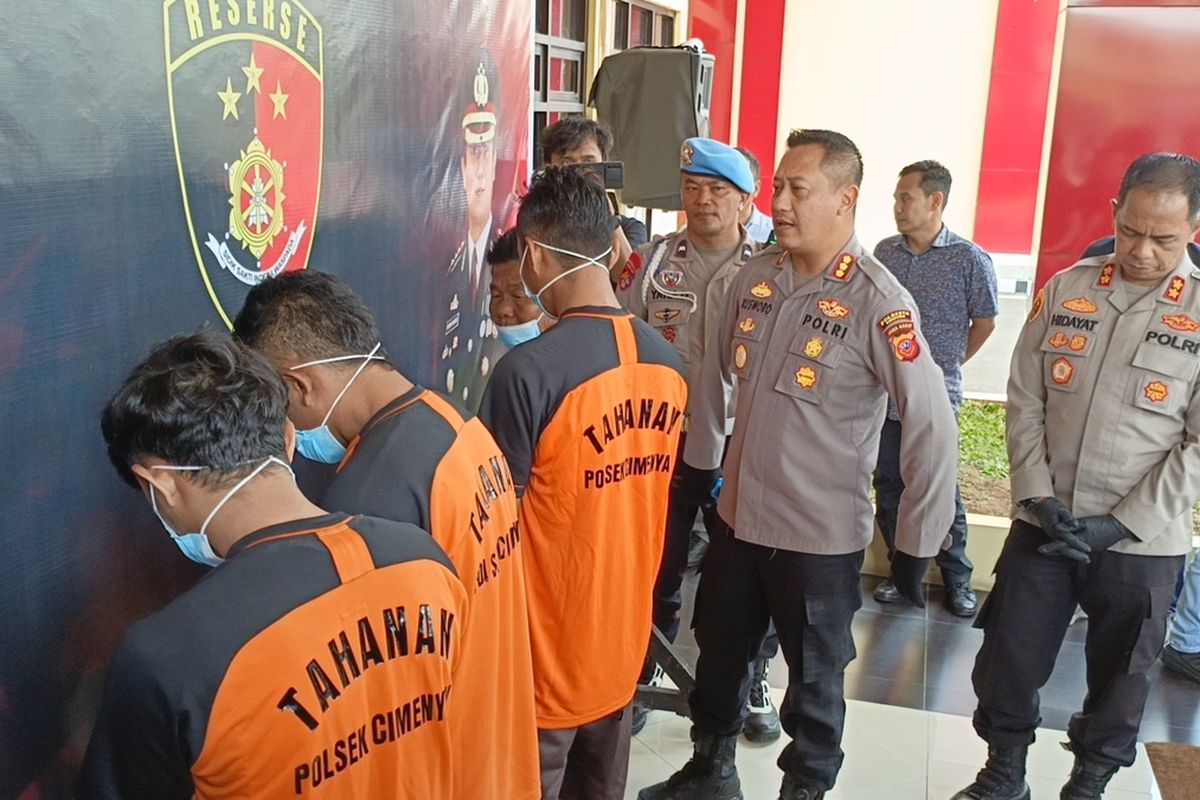 Kapolresta Bandung Kombes Pol Kusworo Wibowo saat melakukan interogasi kepada para pelaku pelaku penganiayaan terhadap pegiat motor trail di Kecamatan Cimenyan, Kabupaten Bandung, Jawa Barat, Jumat (10/1/2025)