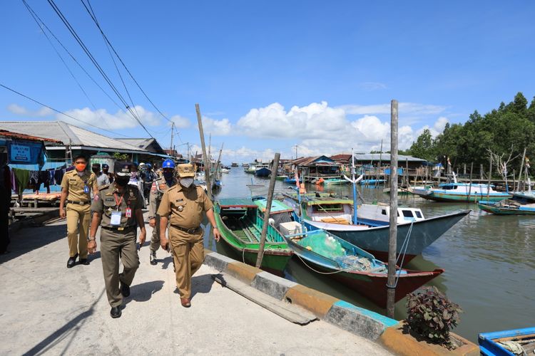 Wali Kota Tarakan dr Khairul saat meninjau pelabuhan masyarakat di Kelurahan Juwata Laut, Tarakan, Kaltara, Senin (27/4/2020). 