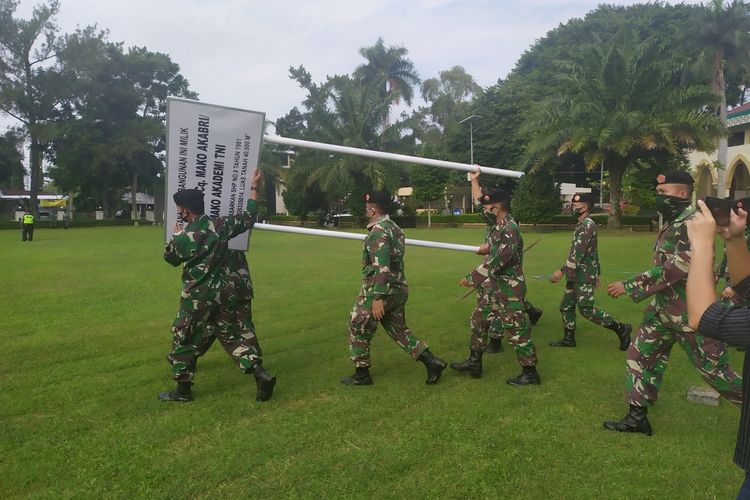 Sejumlah anggota Akademi TNI hendak memasang patol plang di area kantor Walikota Magelang Jumat, (5/7/2020) lalu.