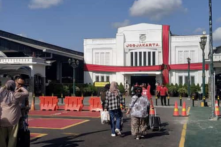 Suasana di Stasiun Tugu Yogyakarta pada Rabu (20/12/2023) jelang momen libur nataru.
