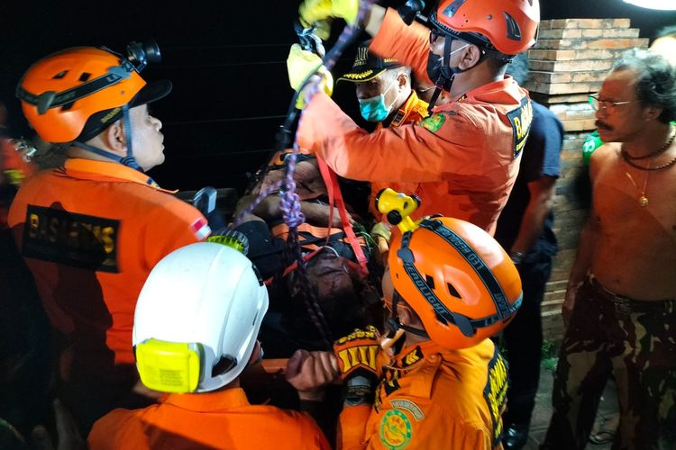 Tim SAR Basarnas Bali saat mengevakuasi korban dari dalam jurang di Jembatan Momo Jalan Pantai Suluban, Desa Pecatu, Kecamatan Kuta Selatan, Kabupaten Badung, Bali, pada Sabtu (7/5/2022) sore./Dok.Humas Polsek Kuta Selatan