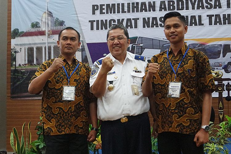Direktur Pembinaan Keselamatan Perhubungan Darat Kementerian Perhubungan Mohamad Risal Wasal bersama peserta Pemilihan Abdiyasa Teladan Tingkat Nasional 2018 pada 24-28 September 2018 di Sentul, Bogor.
