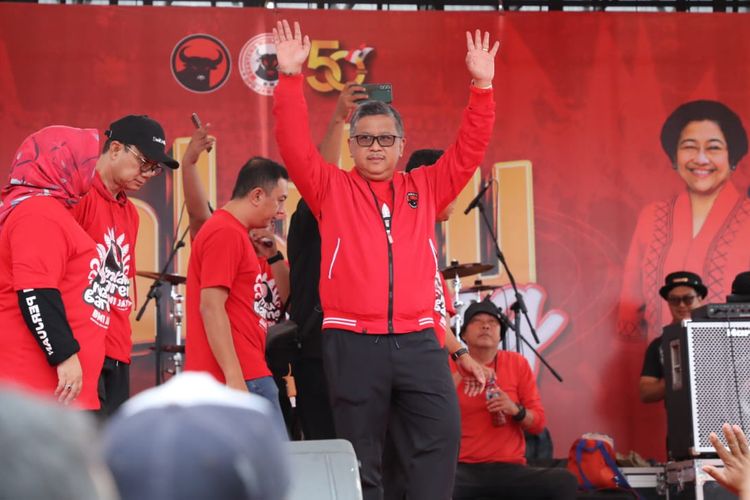 Sekretaris Jenderal PDI-P Hasto Kristiyanto saat menghadiri acara Mlaku Bareng di Alun-alun Ponorogo, yang digelar DPD Banteng Muda Indonesia (BMI) Jawa Timur, Minggu (26/2/2023) pagi. 