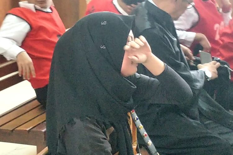 Retno Paradinah menangis saat mendengar suaminya Zul Zivilia divonis 18 tahun penjara saat sidang putusan di Pengadilam Negeri Jakarta Utara, Gajah Mada, Jakarta Pusat, Rabu (18/12/2019).