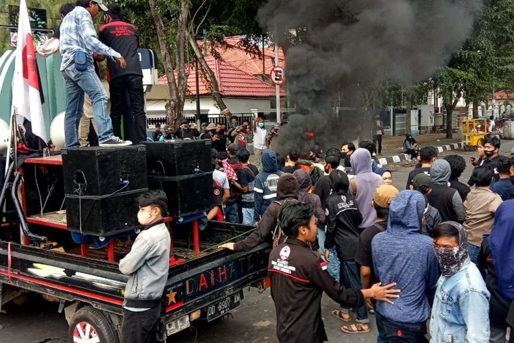 Massa aksi yang melakukan orasi menolak omnibus law dan RUU Cipta Kerja di depan gedung DPRD Sulsel sebelum bentrokan terjadi, Kamis (16/7/2020).