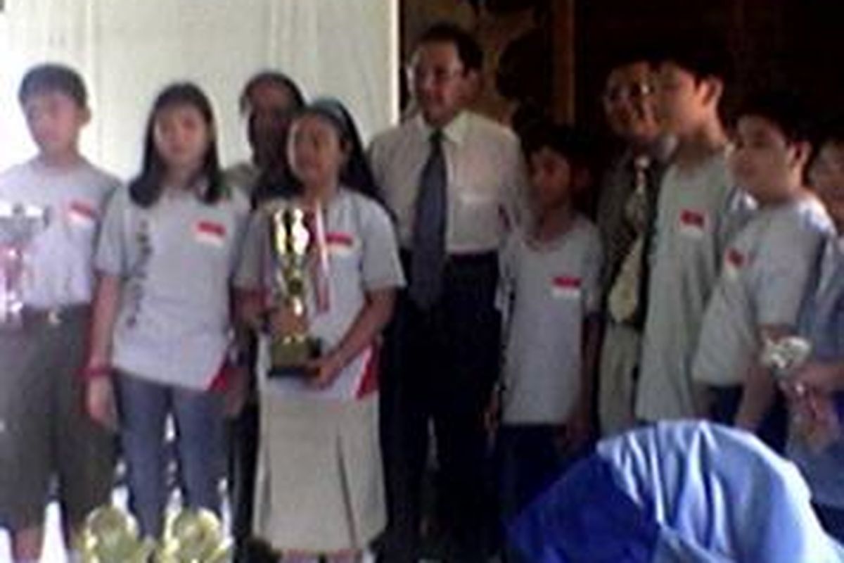 Generasi cilik Indonesia yang berhasil mengharumkan nama Indonesia dalam ajang 12th Po Leung Kuk Primary Mathematics World Contest 2008 yang diadakan di Hongkong, 12-16 Juli, berpose bersama Dirjen Manajemen Pendidikan Dasar dan Menengah Suyanto di Jakarta
