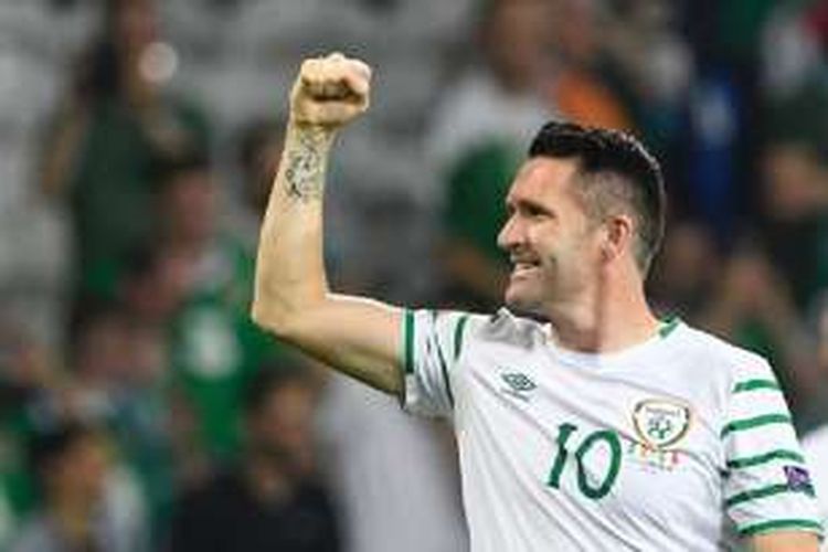 Striker Irlandia, Robbie Keane, merayakan timnya lolos dari fase grup Piala Eropa 2016, Rabu (22/6/2016). 