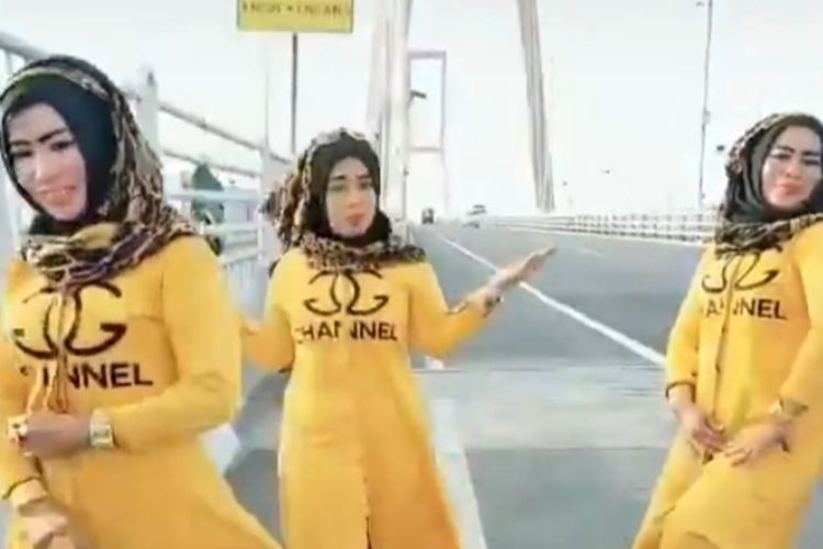 capture video tiktok 3 perempuan menari India di Jembatan Suramadu.