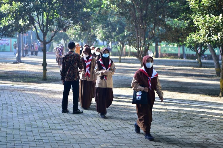Erupsi Anak Gunung Krakatau, Mendikdasmen Imbau Sekolah di Daerah Tidak Aman Tak Gelar Tatap Muka