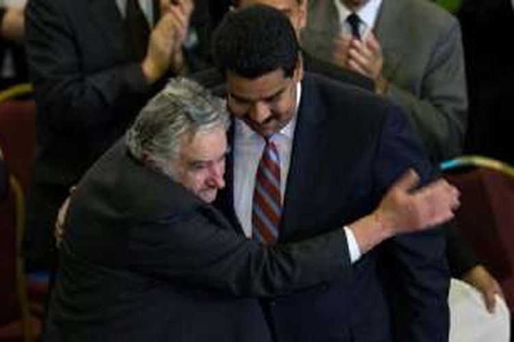 Jose Mujica dan  Nicolas Maduro pada tahun 2013.