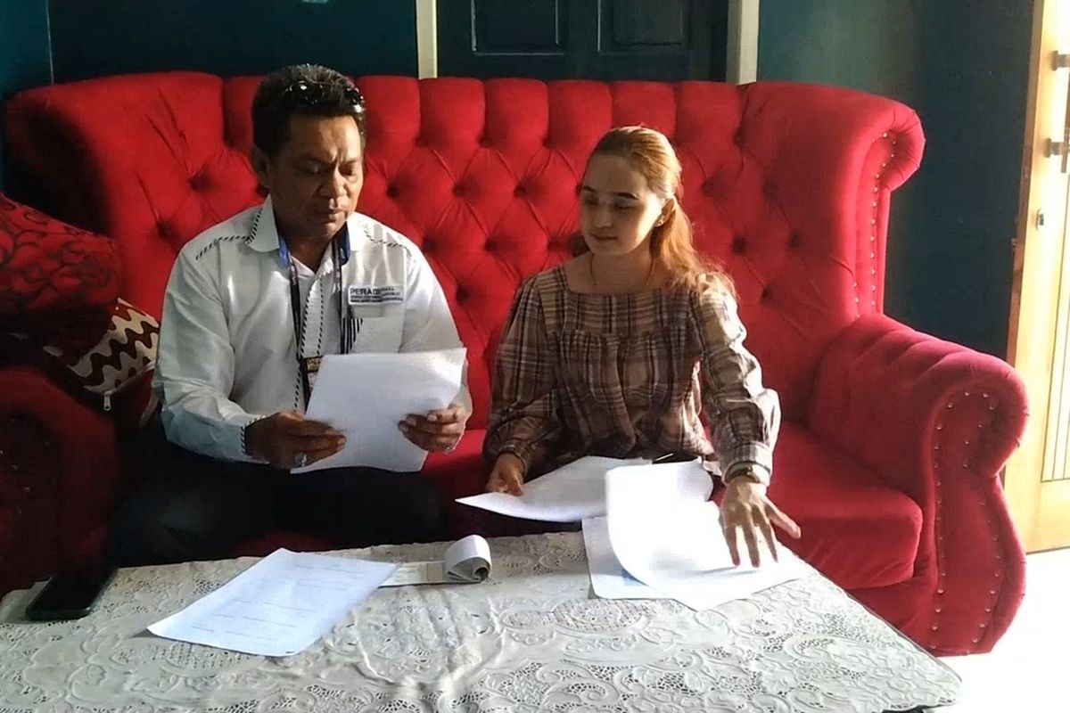 Korban Siti Nurmila bersama Penasihat Hukumnya memperlihatkan surat perjanjian kera sama dengan oknum ibu bhayangkari