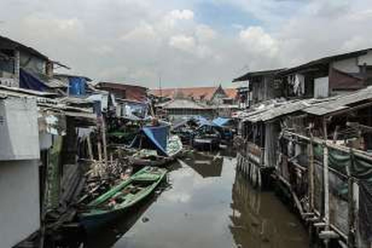 Kampung Pasar Ikan, Penjaringan, Jakarta Utara, Jumat (8/4/2016). Setelah Surat Peringatan 2 diberikan Pemprov DKI, hari ini, warga Pasar Ikan mulai membongkar lapak dagangannya.