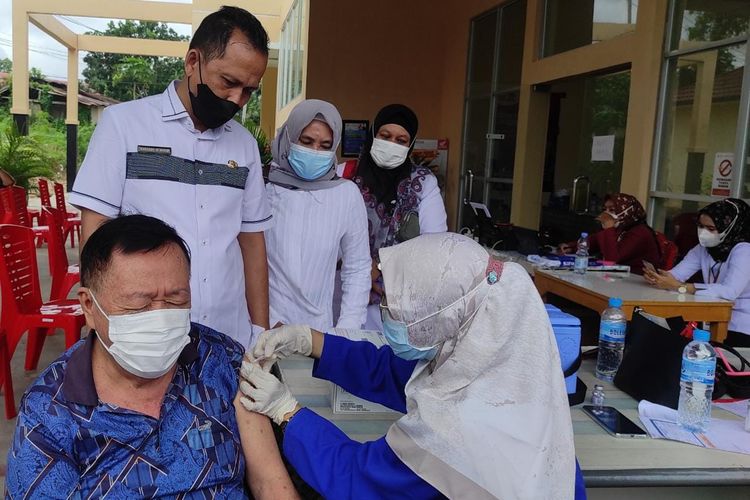 Vaksinasi lanjutan atau Booster bagi masyarakat umum dengan prioritas Lansia di Puskesmas Girimaya, Kota Pangkalpinang, Rabu (12/1/2022).