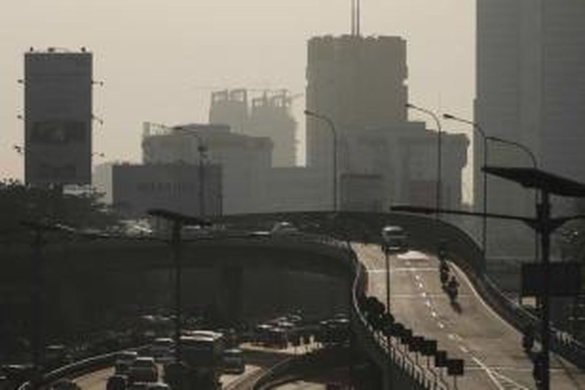 Kendaraan melewati Jalan MT Haryono, Jakarta, Kamis (16/7/2015). Pada H-1 Idul Fitri 1436 Hijriah, kondisi jalanan di kota Jakarta sudah mulai terlihat lengang. 