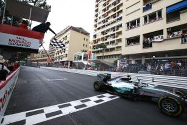 Pebalap Mercedes asal Jerman, Nico Rosberg, melintasi garis finis pada balapan GP Monaco di Sirkuit Monte Carlo, Minggu (24/5/2015).