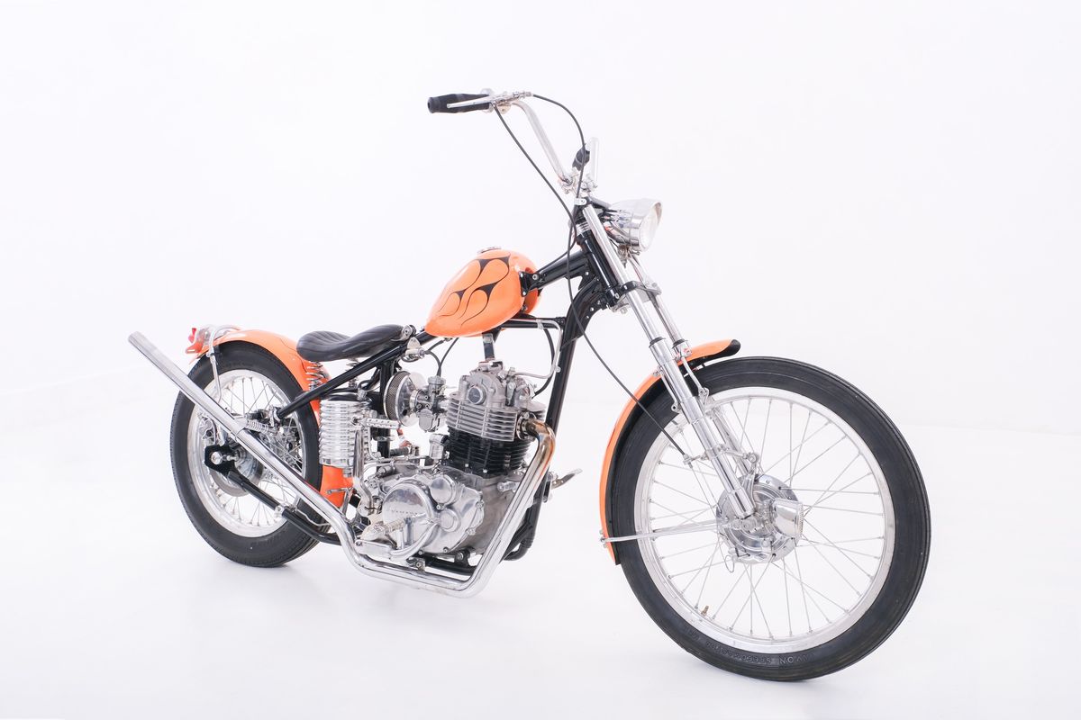 Motor custom Yamaha SR400 bergaya chopper garapan Bingkel Depan Rumah