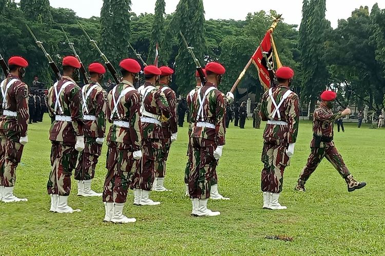 Kepala Staf Angkatan Darat (KSAD) disematkan tiga brevet dari Komando Pasukan Khusus (Kopassus) di Markas Kopassus, Cijantung, Jakarta, Selasa (21/12/2021).