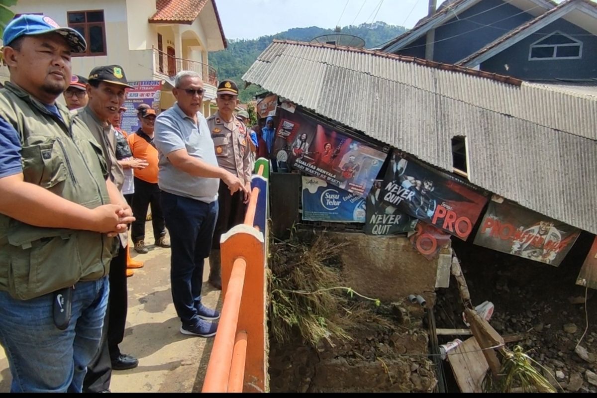 Bupati Kuningan Acep Purnama, bersama jajaran melakukan peninjauan terhadap lokasi banjir bandang di desa Jamberama, Kecamatan Salajambe Kabupaten Kuningan Jawa Barat, Minggu siang (26/3/2023). Bupati kritisi keberadaan bangunan, tembok, dan rumah di bantaran sepadan sungai.