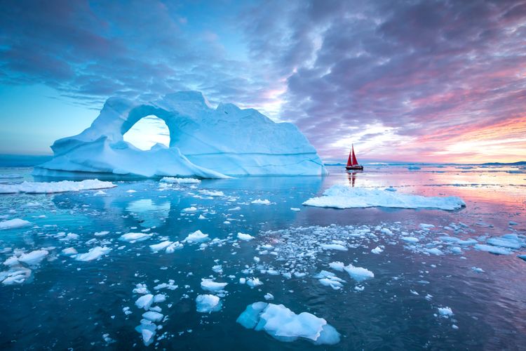 Ada dua jenis es di kutub, yaitu gunung es di bawah laut dan es yang ada di daratan.