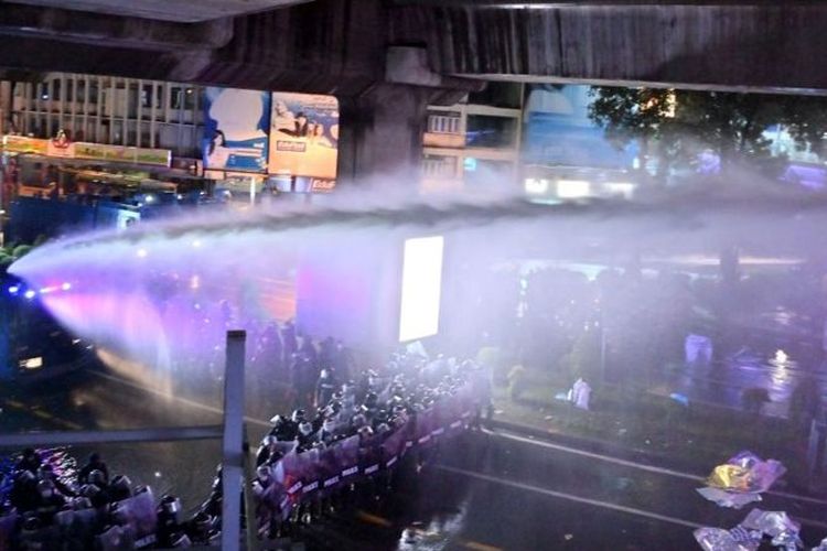 Water cannons were used to disperse Thai demonstrators.