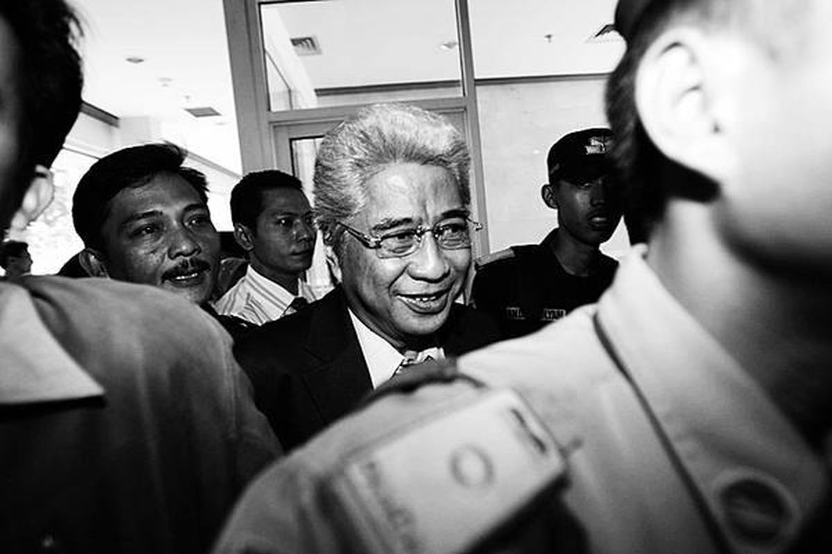 Anggota DPR dari Fraksi Partai Demokrasi Indonesia Perjuangan, Max Moein, memenuhi panggilan Badan Kehormatan (BK) DPR di Gedung DPR, Jakarta, Senin (2/6). BK meminta keterangan Max terkait dengan foto mesra dirinya bersama seorang wanita yang beredar luas.  