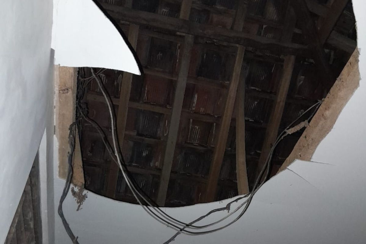 Plafon tempat terjatuhnya pelaku percobaan pencurian di Kapanewon Dlingo, Bantul.