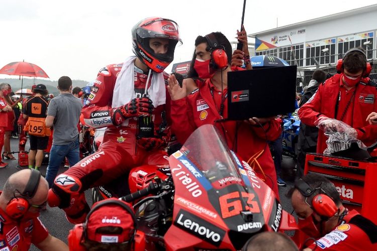 Francesco Bagnaia saat berlaga pada MotoGP Indonesia 2022. (Photo by SONNY TUMBELAKA / AFP)