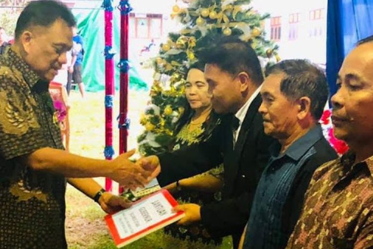 Gubernur Sulawesi Utara Olly Dondokambey saat menghadiri acara Safari Natal di Desa Poopo, Bolaang Mongondow, Kamis (27/12/2018).
