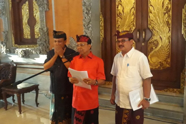 Gubernur Bali, Wayan Koster (tengah) saat memberikan keterangan pers di Rumah Jabatan Gubernur, Denpasar, Kamis (10/10/2019) sore.